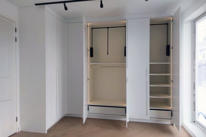 Inbouw-kledingkast-open-op-maat