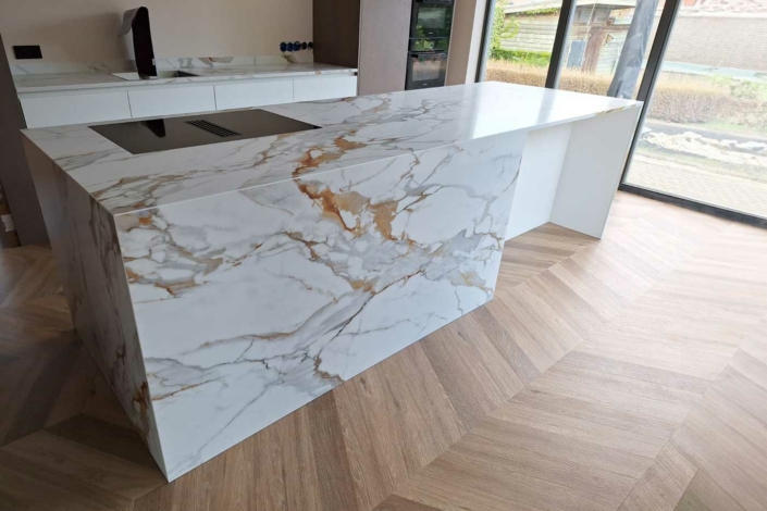 Wit-marmeren-keukenblok_maatwerk_vd-Lee_Beugen_2023