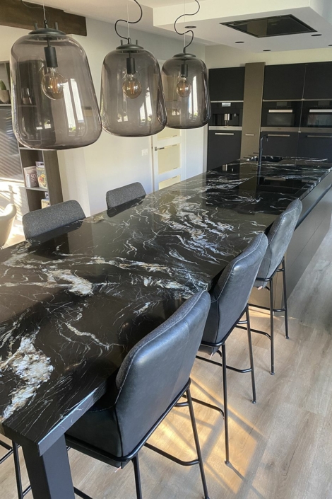 zwart marmer keukenblad in de showkeuken